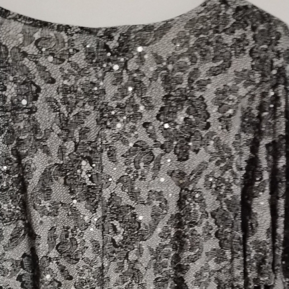 Black and White Scoop Neck 3/4 Sleeve Boxy Cut Out Blouse - Picture 4 of 5